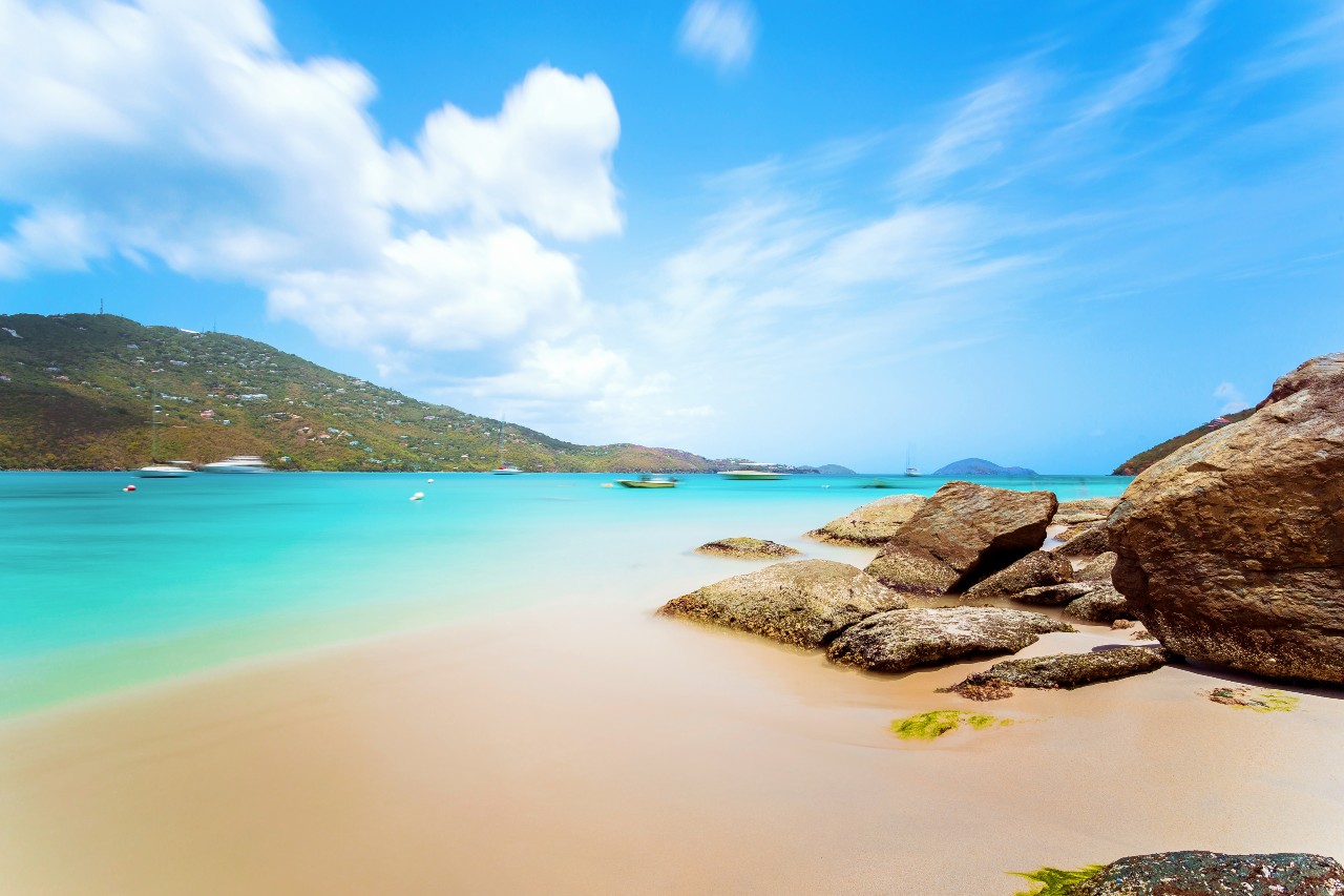 Americké panenské ostrovy z paluby lodi