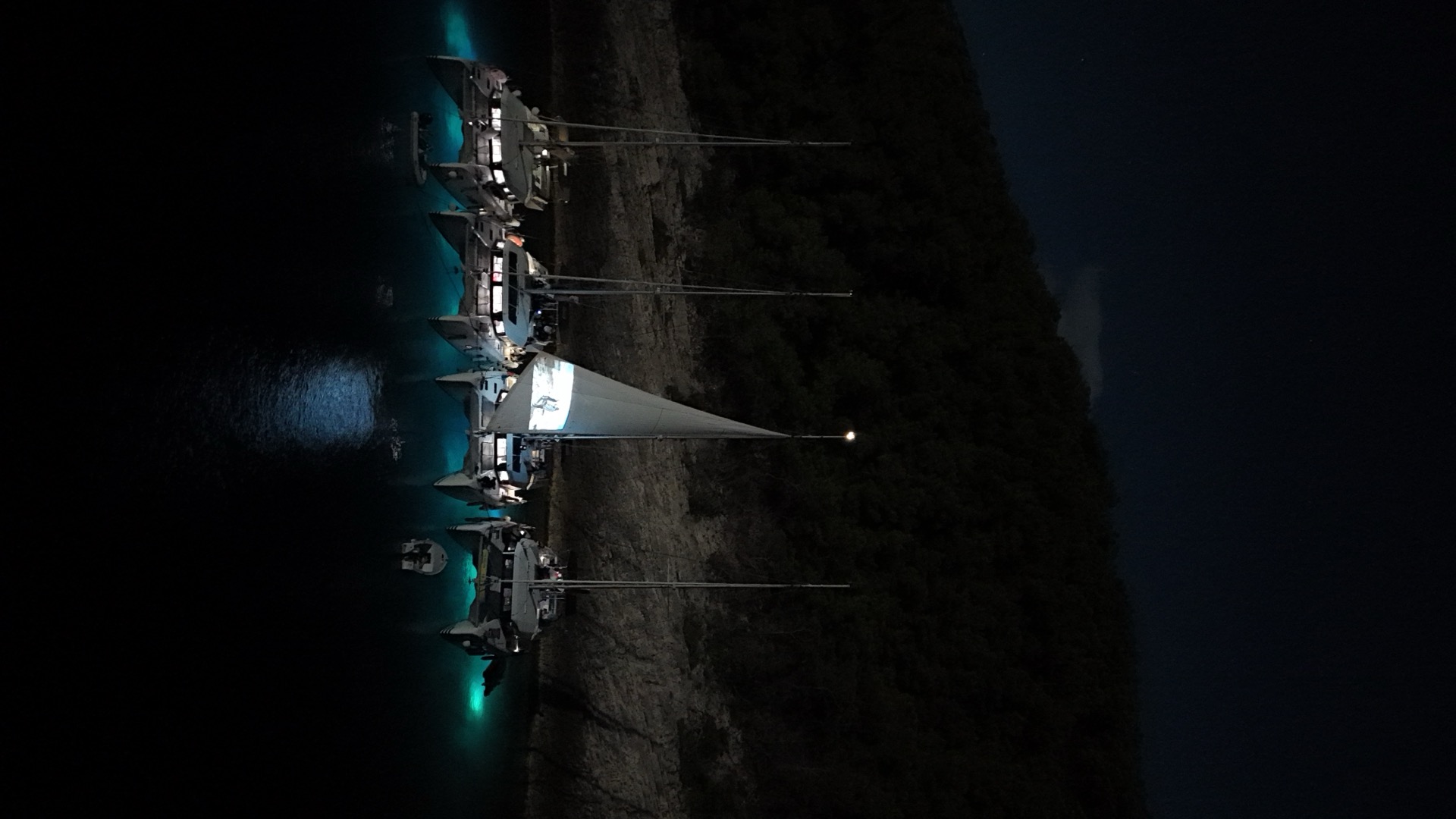 Katamarán v zátoce