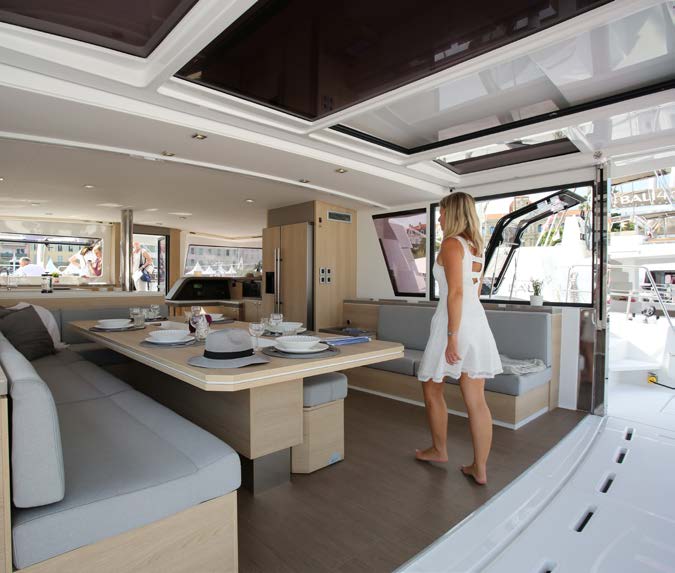Bali 5.4 — otevřený salon s garážovými vraty