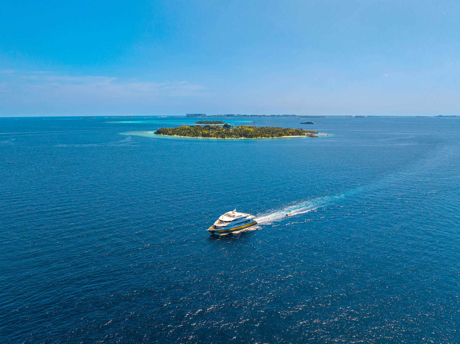 Superjachta ZEN — letecký pohled na Maledivy