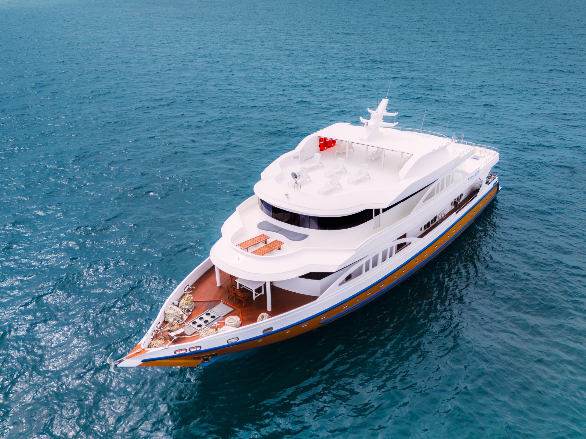 Superjachta ZEN — záď a paluby