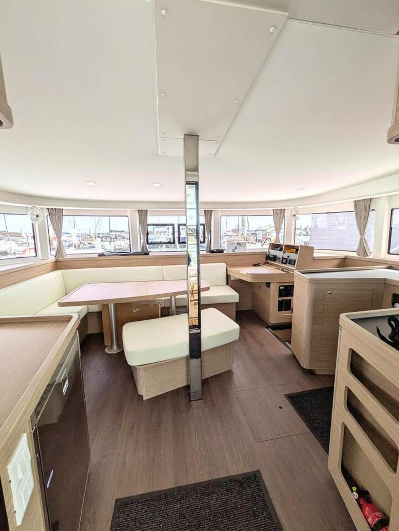 Lagoon 42 — interiér